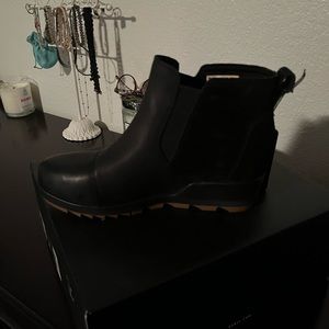 Sorel Evie slip on in black.. brand new!